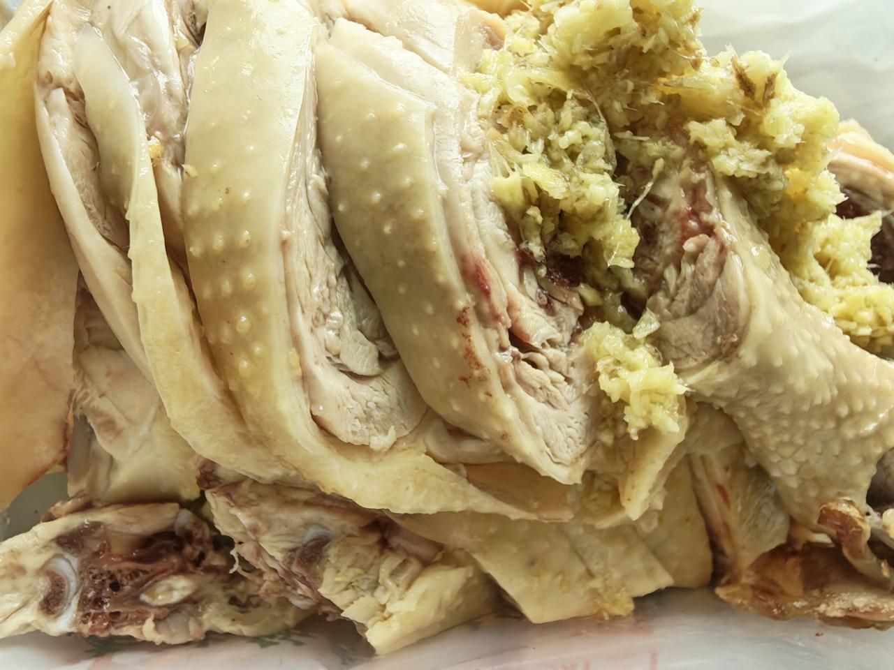 家附近一家烧腊店，每到12点就会对白切鸡，白切鸭，烧猪肉，烧鹅，烧鸭等等的腊味进