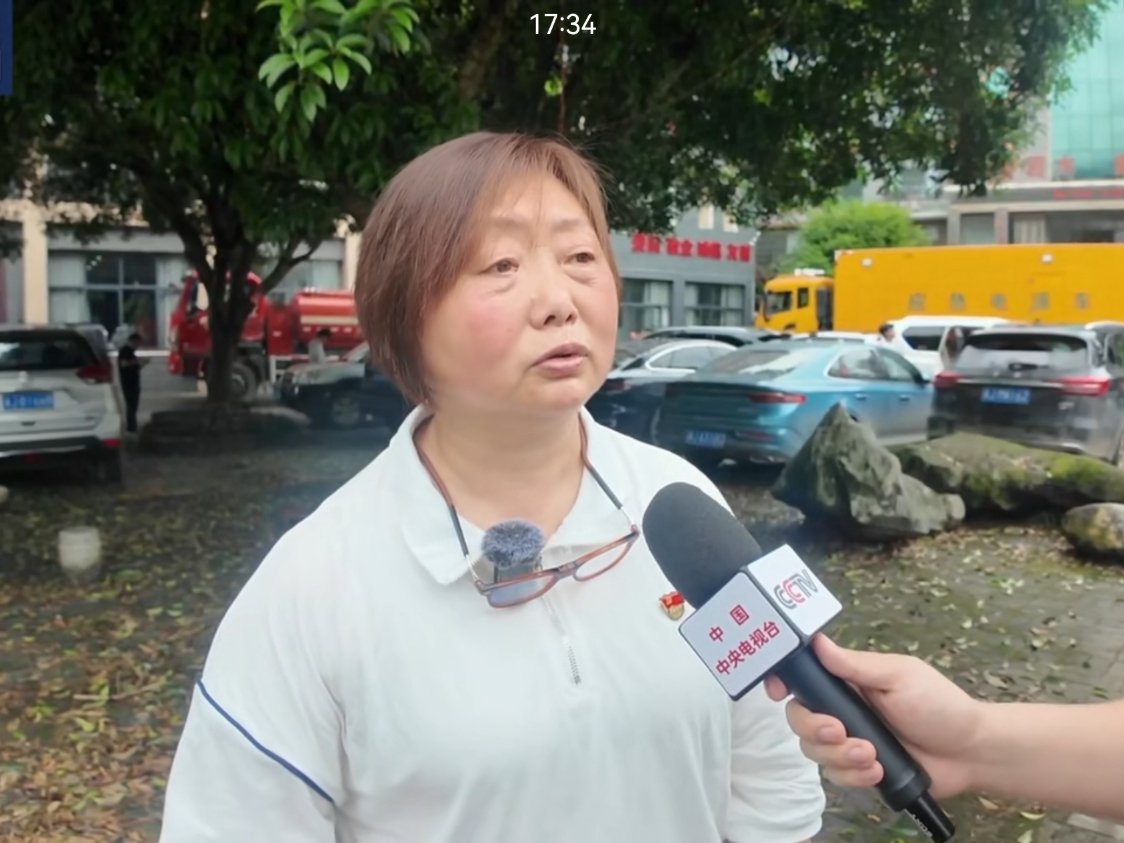 女干部展示不到100元的耳环别说不是金的，就即便是金的，干部就不能戴金耳环了吗？