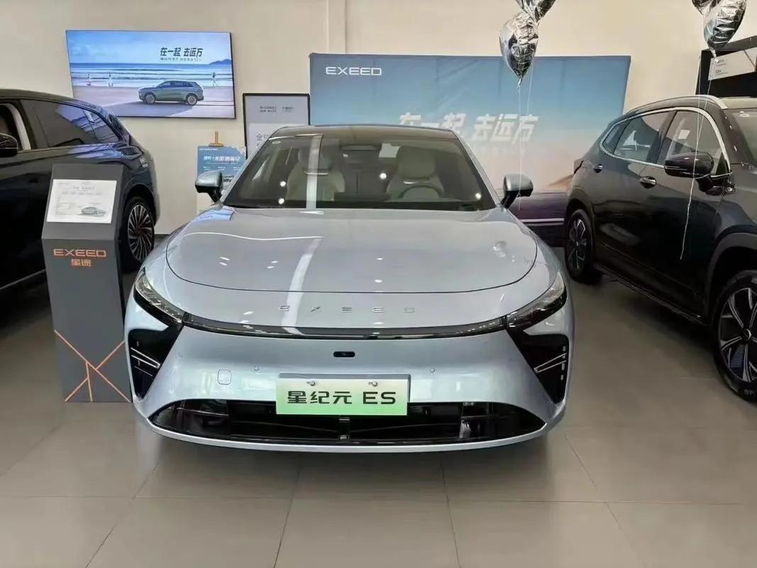 我觉得星纪元和捷途对比，确实不行，一手好牌打稀烂，就那个移动吧台前面那么大空间，