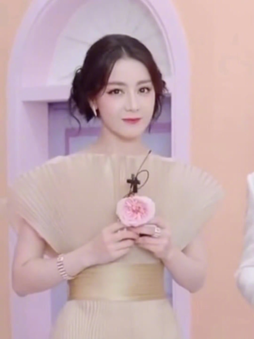 看看迪丽热巴的活动图还有杂志图是不是真的发福了啊 