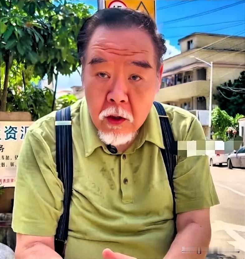 发现了没有？

郑则仕74岁了，还在影视圈活跃，真不愧是演技派。

无论是主角还