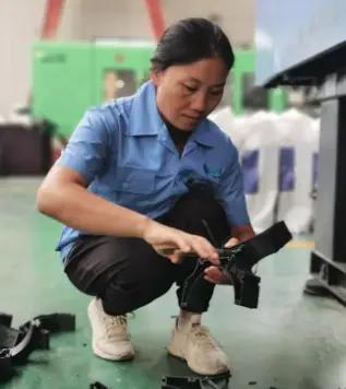匠心守质十五年！普通注塑女工逆袭成全国劳模
 
2010年，张国凤来到贵州国塑科
