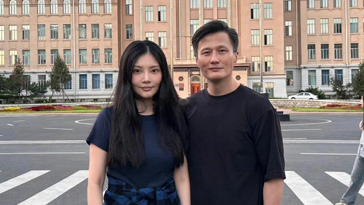 徐冬冬尹子维婚礼物料曝光 婚礼物料一亮相便惊艳众人！双人海报设计感拉满，创意十足