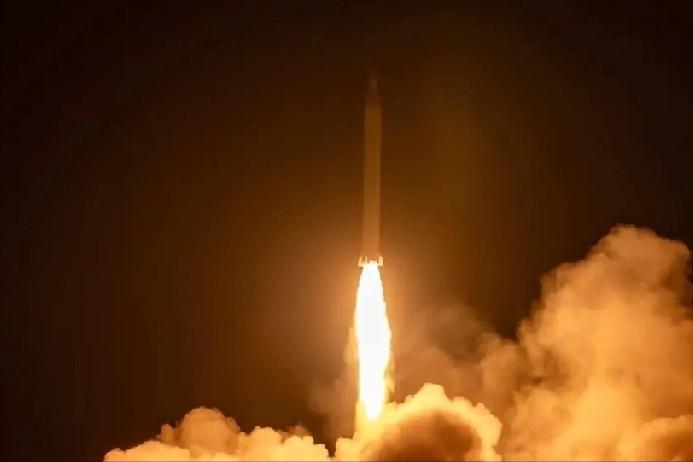 联合早报4月1日报道：“中日关系紧张之际，中共中央军委机关报《解放军报》上周刊文