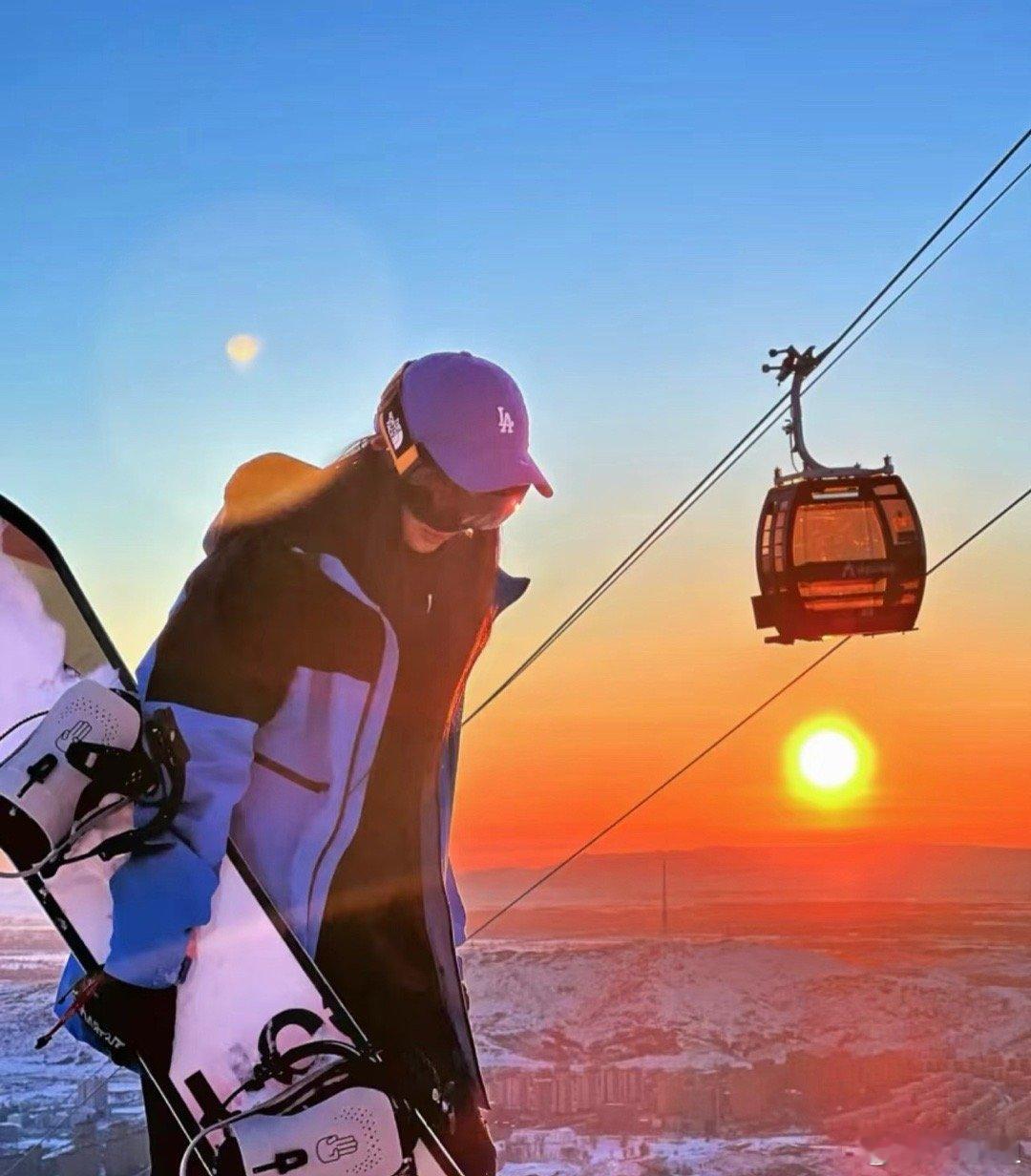 周一值得关注的板块走势：1. 有色金属：低开成定局，关注是否大面积跌停，谨防拖累