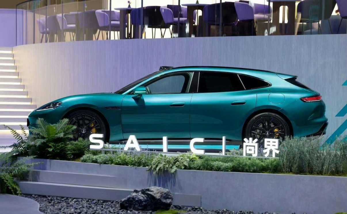 肖战同款线下人气肖战同款车展人气 车展现场最催泪的一幕：一位女生站在尚界Z7旁，