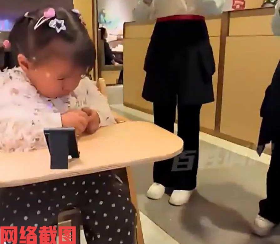 河北有父母为小女儿在火锅店过生日。

在这火锅店内，有服务员现场给小女儿表演唱跳