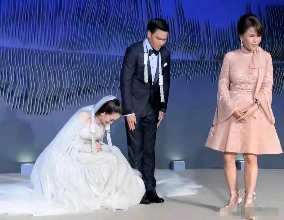 佩通坦特别的一瞬间，一是结婚时她向长公主行跪拜之礼，二是她小鸟依人依偎着她的丈夫