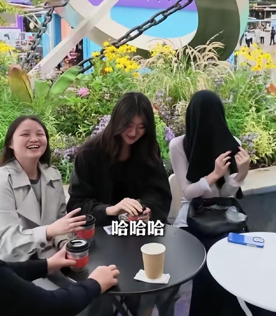 李嫣和奶奶一起去云南，光顾李亚鹏新开的民宿了。
 
李嫣不想面对镜头，直接拿衣服