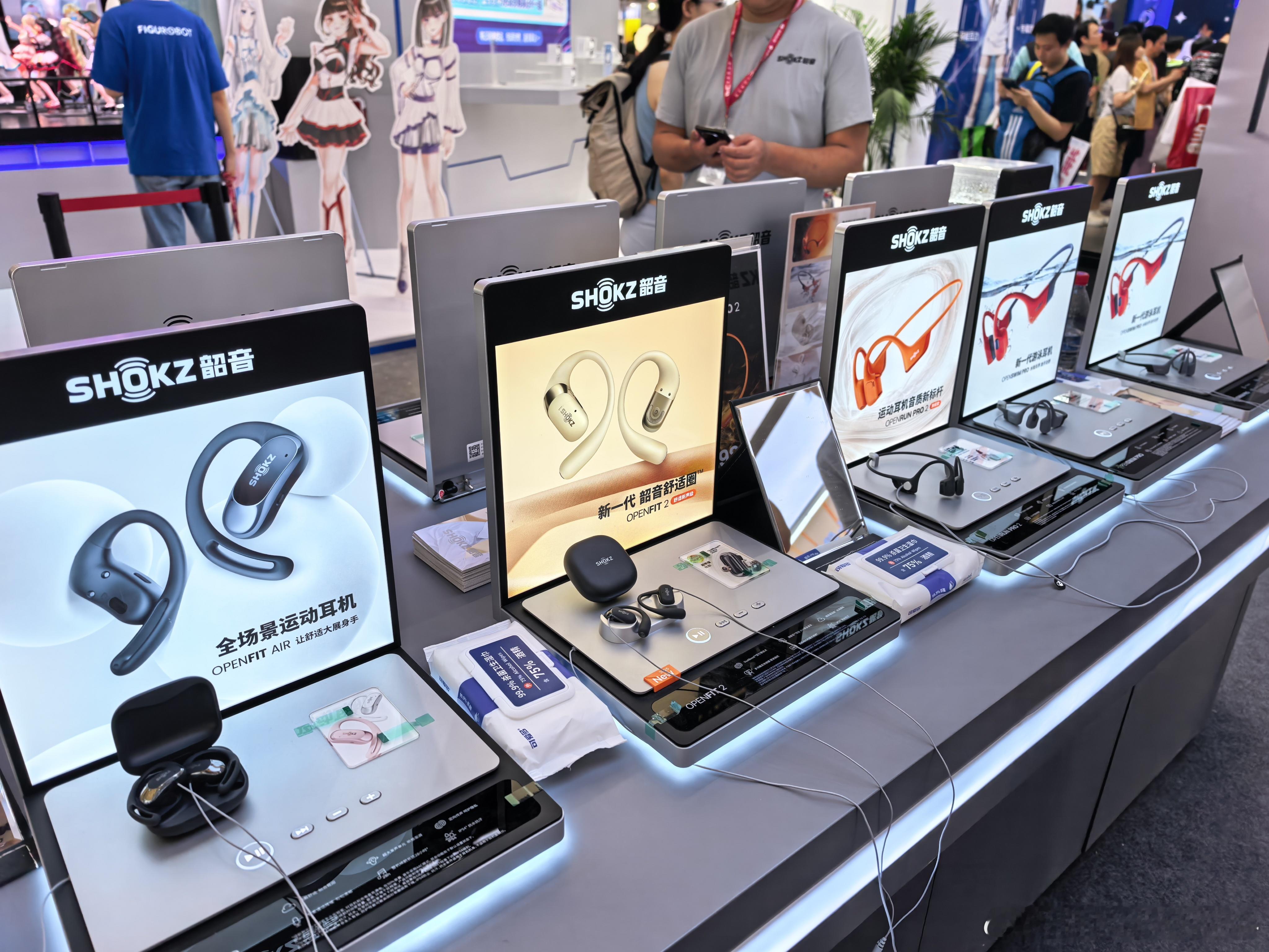 在2025ChinaJoy 逛到了韶音展台，现场氛围嗨到爆！灌篮挑战赛和拳击擂台