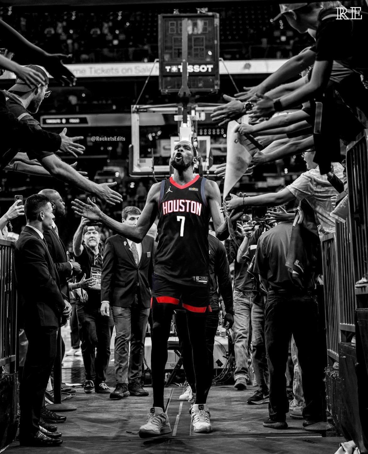 主持人：甜瓜还是KD，单纯就得分来说？德隆：为什么我们总是要比较呢？为什么总是让