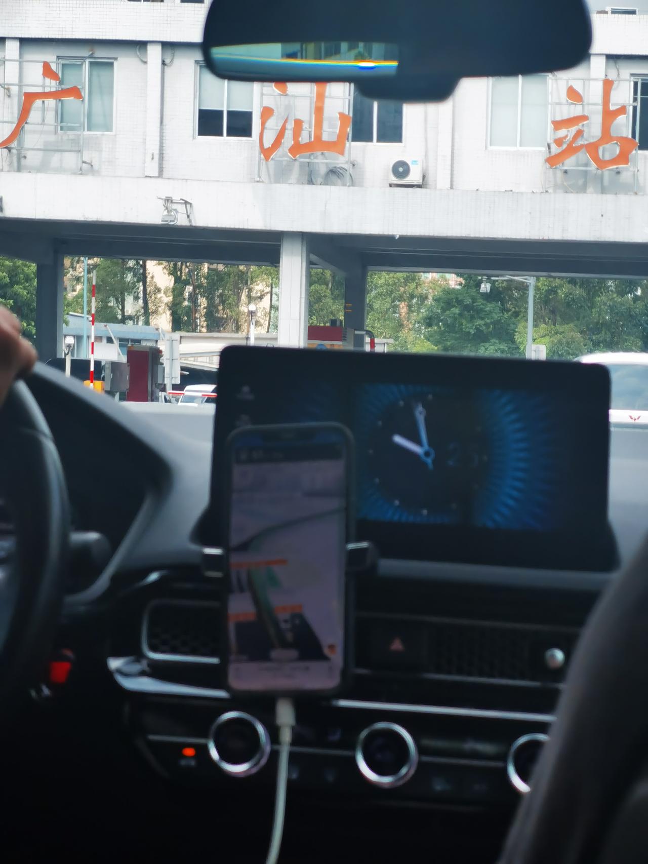 昨天上来与广州人民共同迎接超强台风桦加沙的到来，台风走了，我也准备回去了[捂脸]