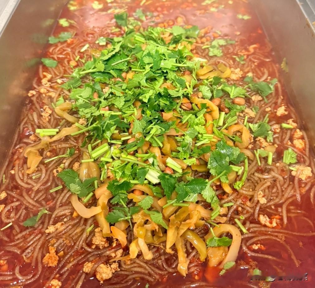 酸辣粉在家复刻成功啦！
酸辣粉那味道，总是让人难以忘怀。我自己试着做了一回，味道