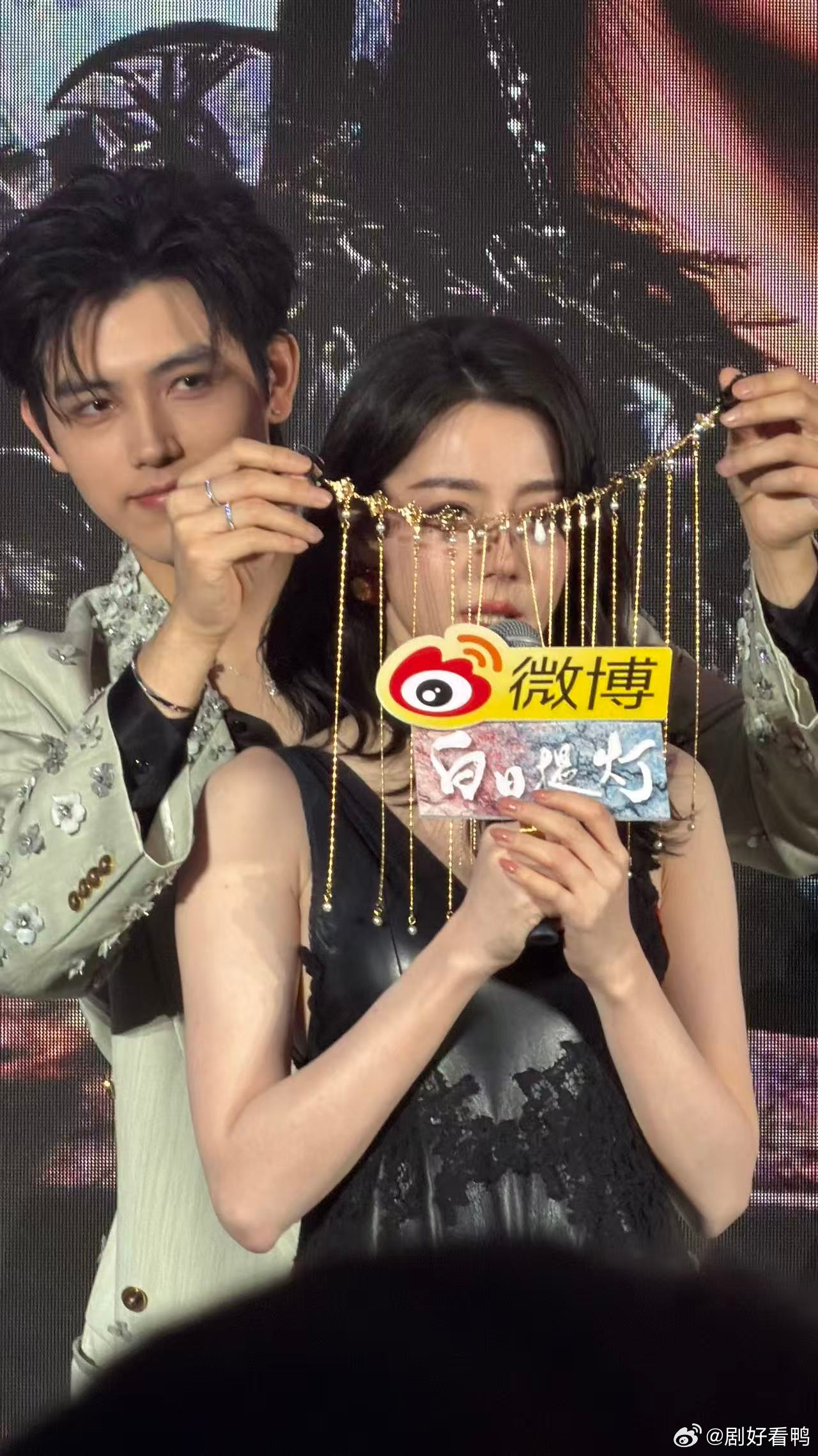 陈飞宇帮迪丽热巴戴脸链 陈飞宇帮迪丽热巴戴脸链这一幕已经让我疯狂上头了！感觉他们