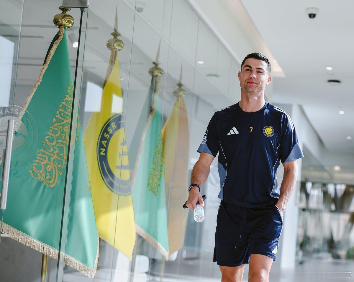 C罗 据中东报🔴C 罗像往常一样早早抵达了利雅得胜利俱乐部总部，这表明他已为即