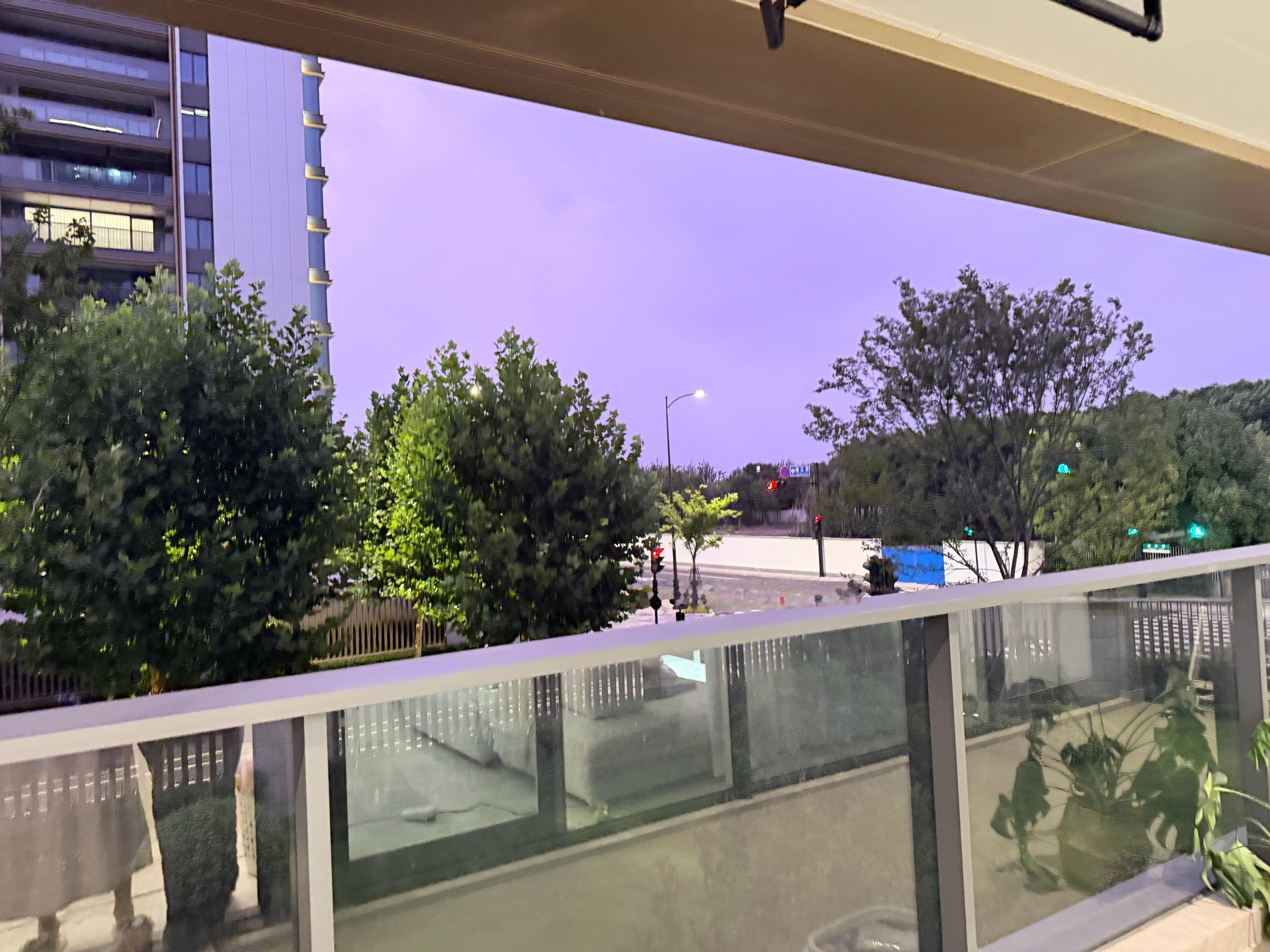 哇 台风来临前紫色的天空💜 