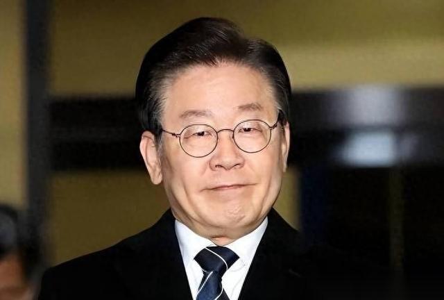 万万没想到，前脚还高调跟着西方去保卫航道，后脚就偷偷找被制裁的俄罗斯买油，这事儿