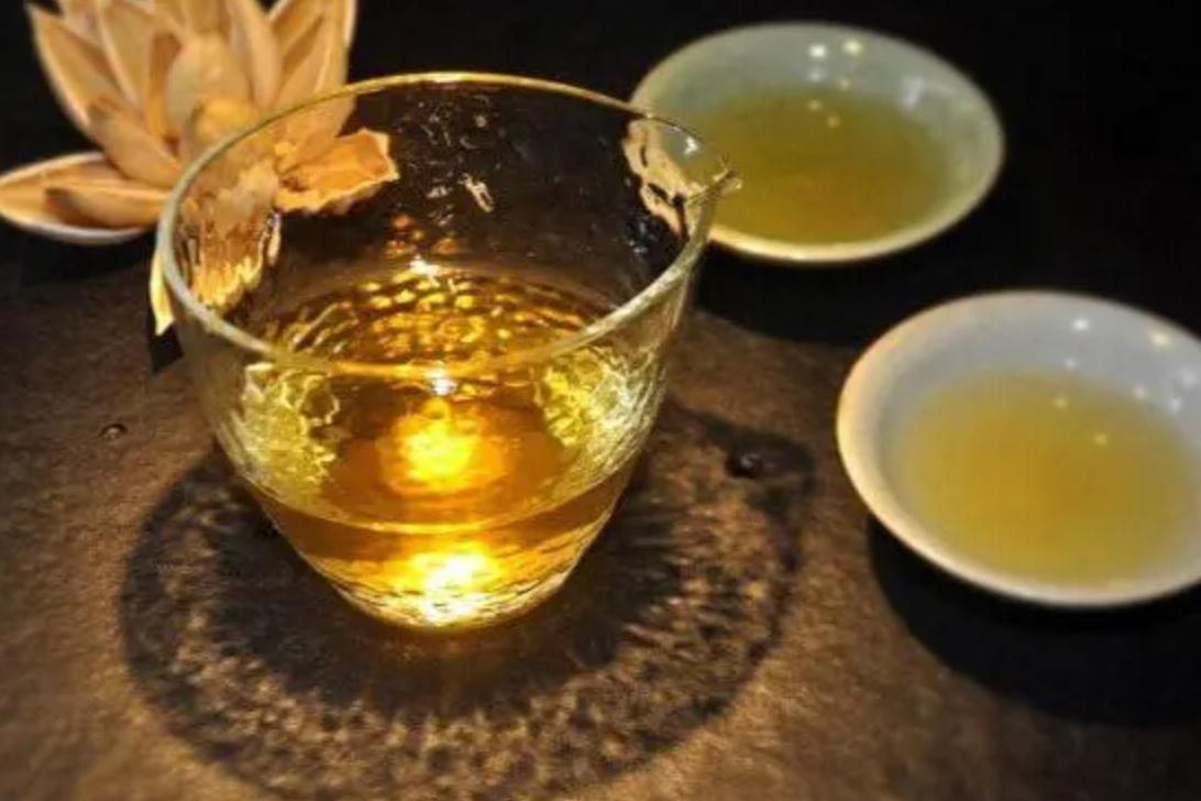 老人到老了病得动不了时，真的太可怜。某医院，有一位九十多的退休老干部，长年插管，