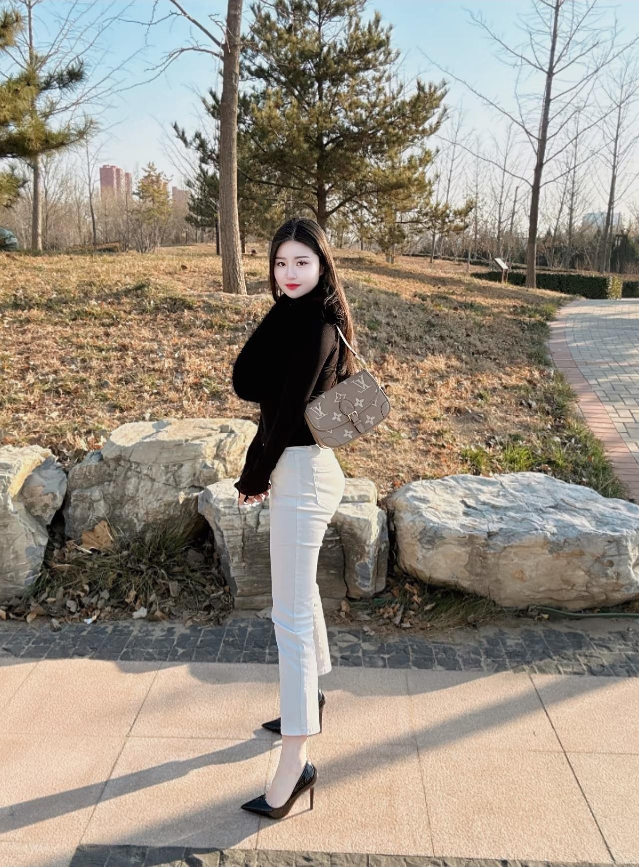 临江仙·冬日光影

作者Ⅰ朱珠
 
松影横斜铺浅陌，残黄漫覆阶前。
暖阳偷倚石边