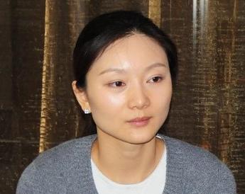 张艺谋的饭局上，陈婷一落座，当别人脱口而出称她导演夫人，她纠正说我是出品人陈婷。