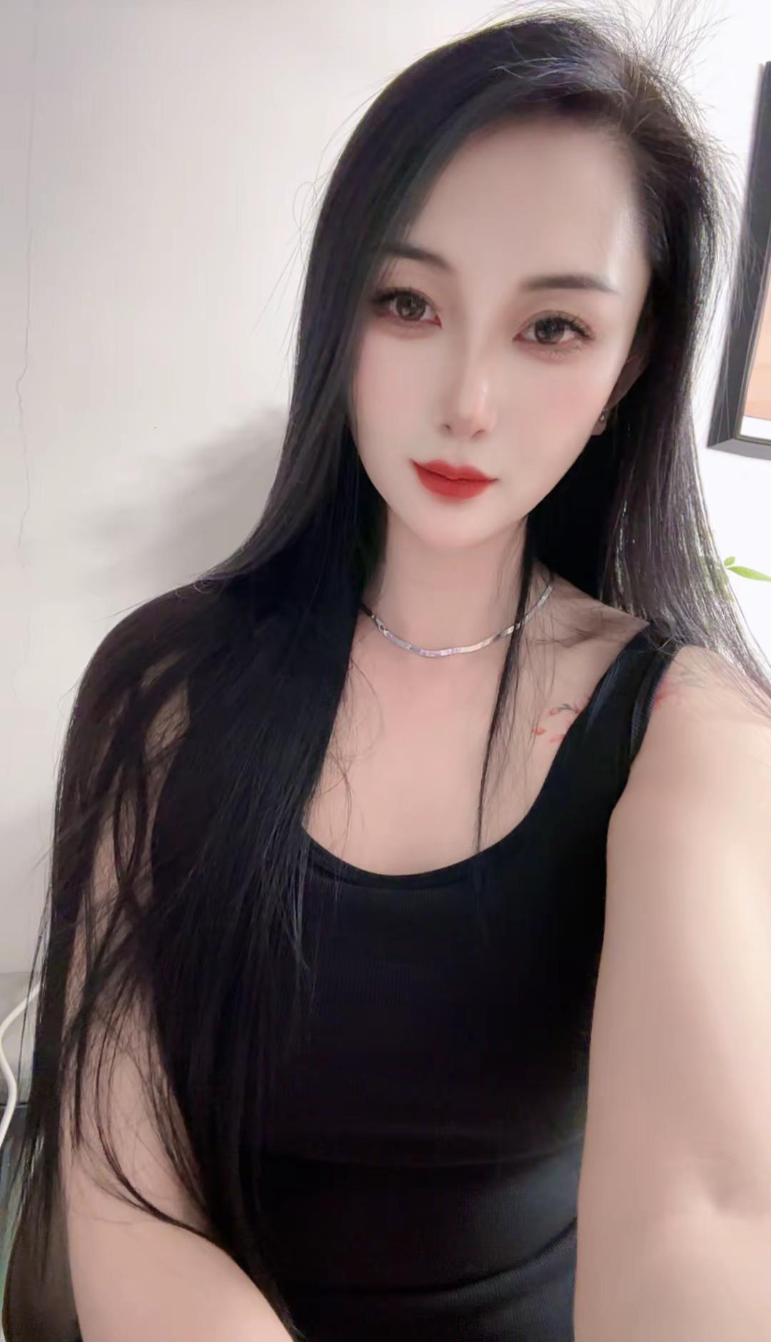 喝到微醺的时候 人就会变得温软 感性 浪漫 想说的话在眼里 在酒里 在夜里