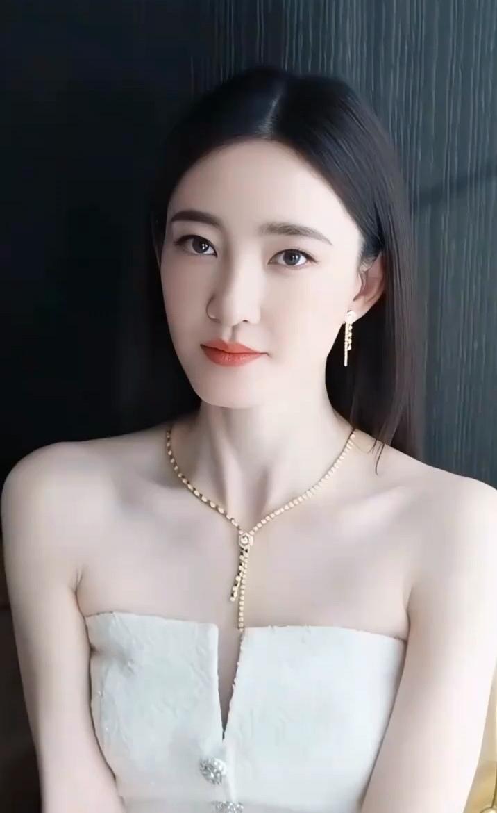 王丽坤气质迷人颜值出众！[赞][赞][送自己一朵花]娱乐 颜值高 高雅气质美女