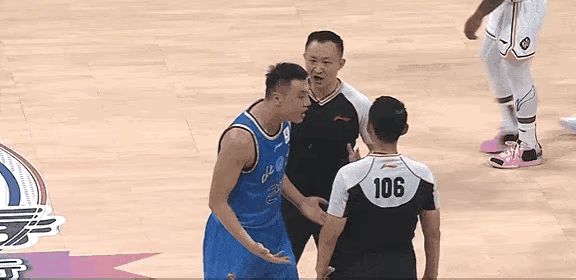 翟晓川硬刚裁判，当事裁判不敢做声，最后还是闫军老师挥手给了翟晓川一个技术犯规，看