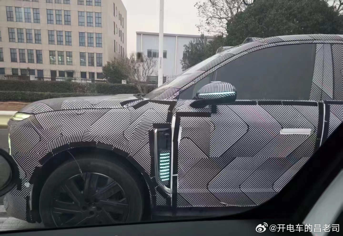 不知道是哪款车被拍到谍照了，这侧面的蓝灯也不知道是不是智驾灯，数一下那些横杠？看