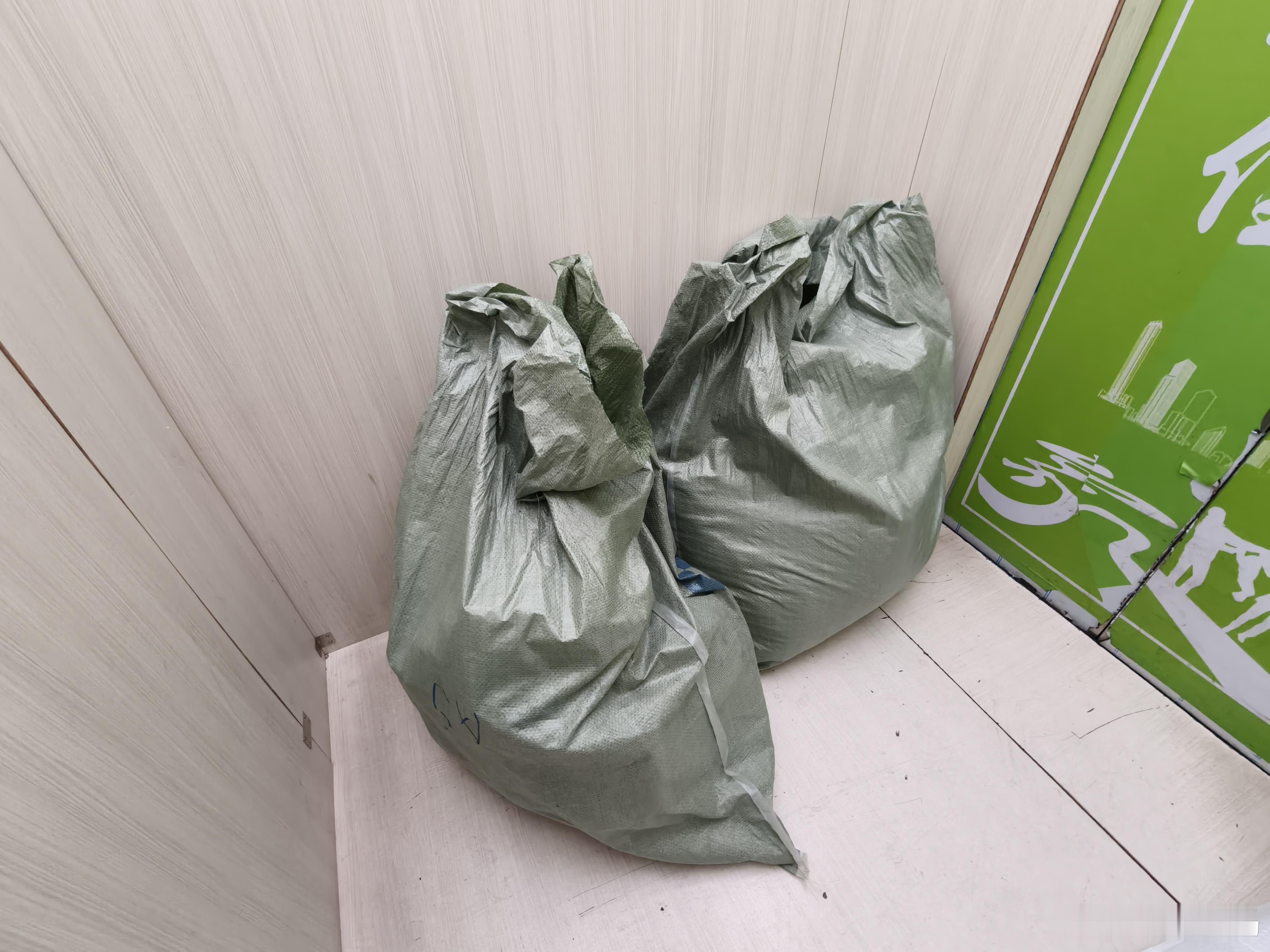 断舍离的一晚，换季，整理了两大袋衣服准备拿去回收，衣柜是清爽了，心里却有点空落落