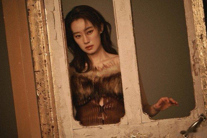 张小斐钩子一样的眼神 张小斐这张封面太有质感了，造型剪裁利落，眼神却带着一股神秘