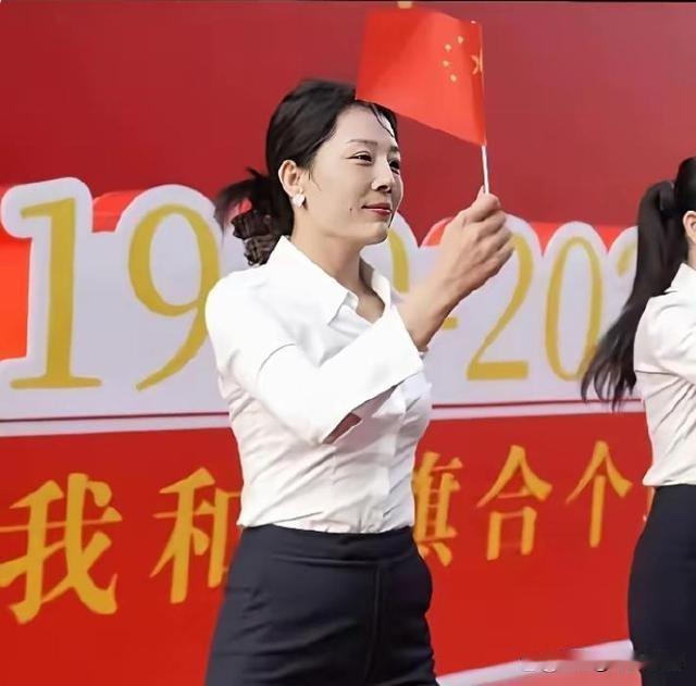 秦主任爆火全网：真正高级的美，从不需要滤镜
 
最近吕梁秦主任意外刷屏，没有精致