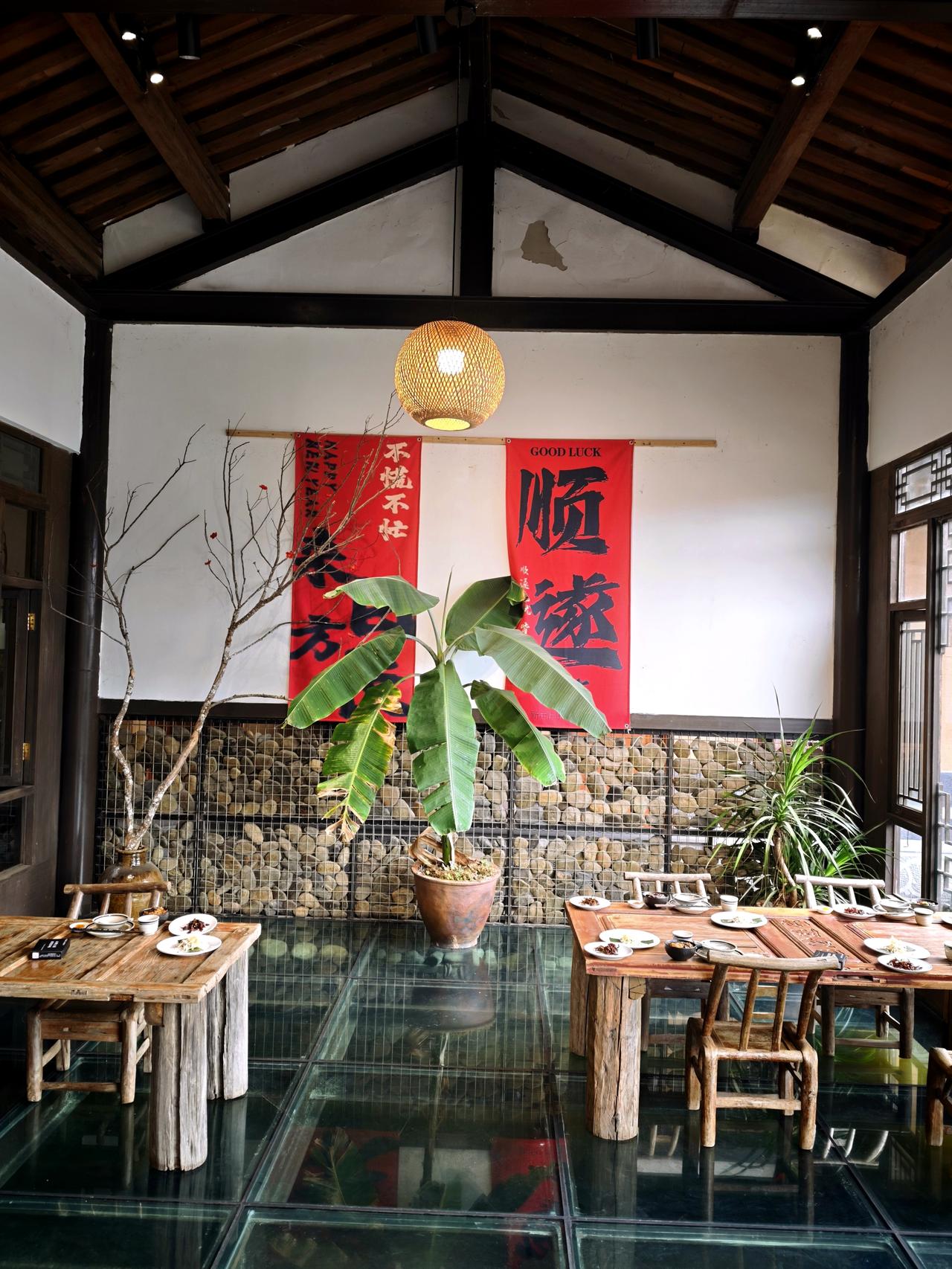 在腾冲来到大庄里土菜馆吃饭，这个院子是真大，最少能停十几辆车，环境也不错，非常有