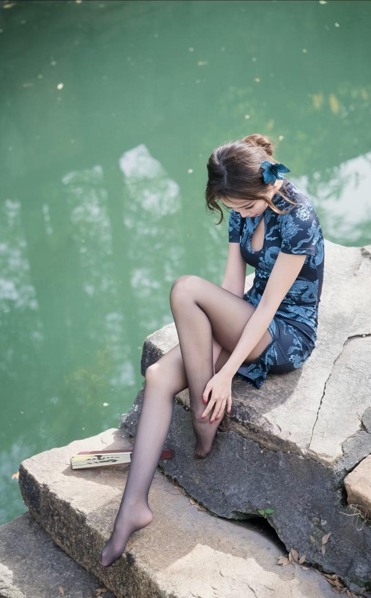 静坐湖边，沉思时光，蓝衣飘逸，自然之美。