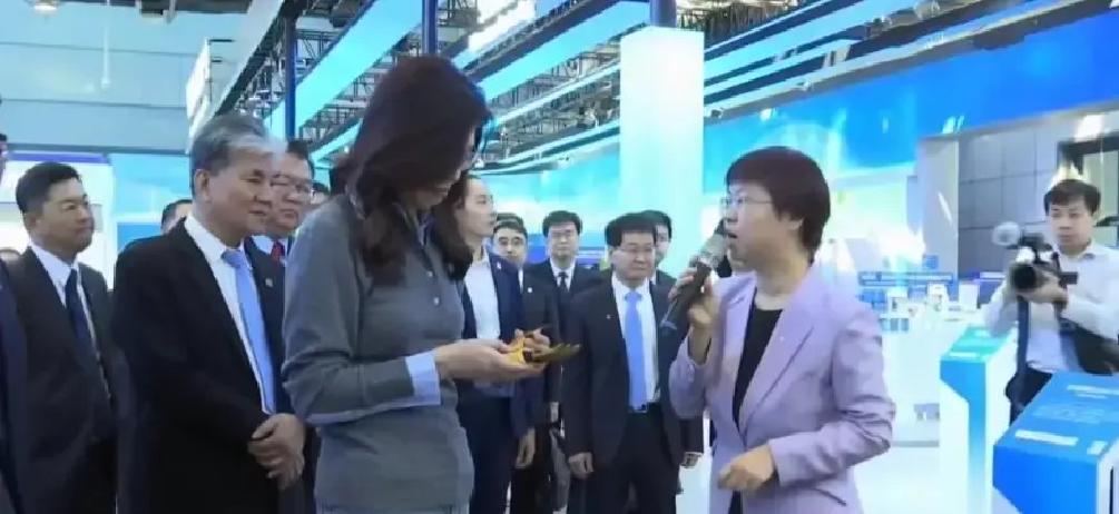 她把西装外套一脱，浅灰针织开衫往肩上一披，浅蓝直筒牛仔往下一蹬。

我站在试衣镜