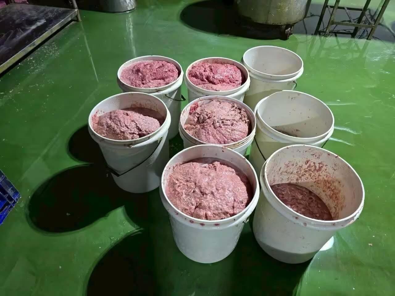 泰国黑心肉丸工厂被查 巴吞他尼府一间肉品加工厂近日遭警方查封。该工厂非法生产肉丸