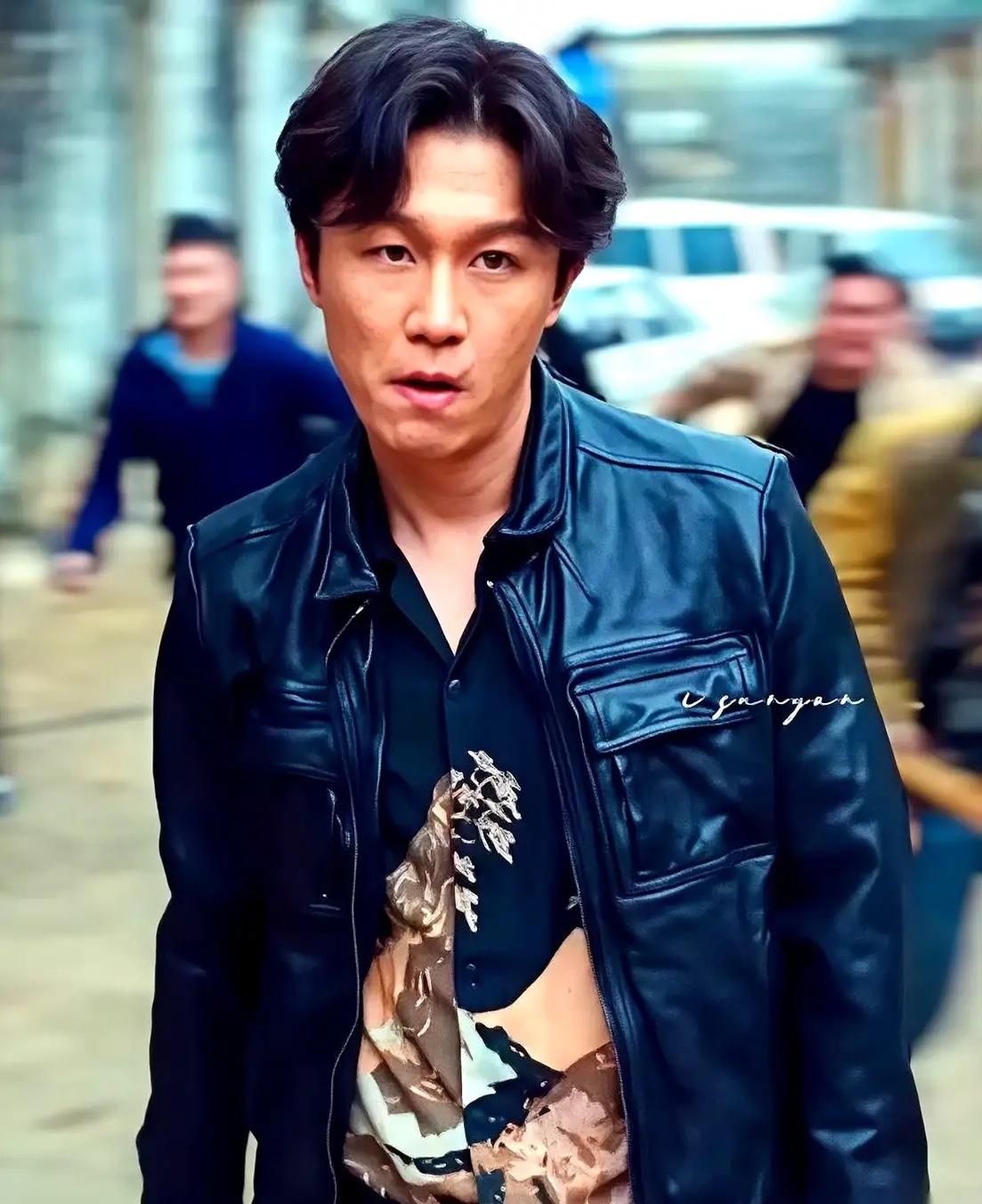 我发现一个巨好笑的事。
黄晓明开了个娱乐公司，签了一堆艺人，结果到头来，公司里最