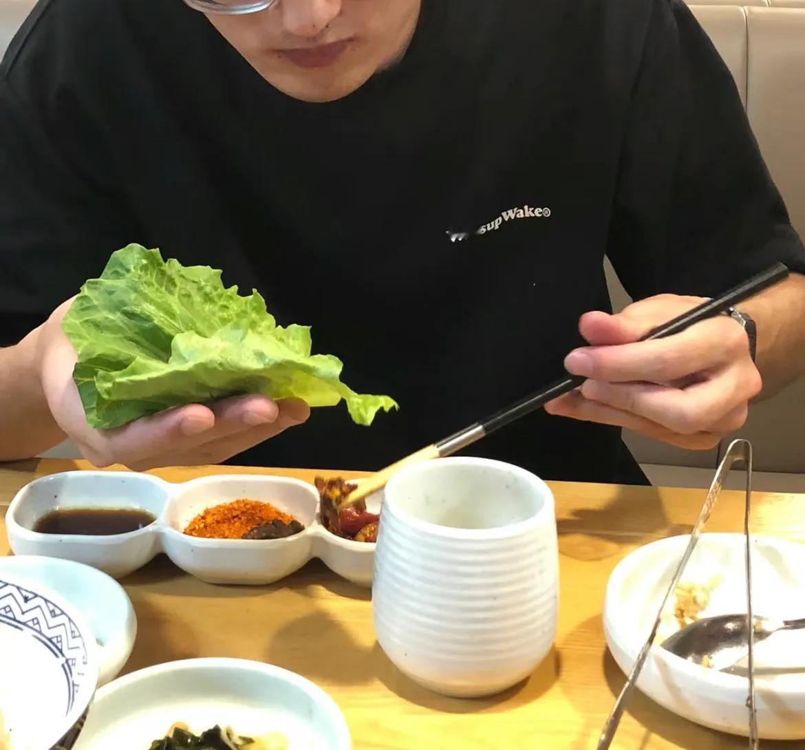 表妹特漂亮，昨天跟两个男的相亲。一个是公务员，高180，高高帅帅的，在县政府上班
