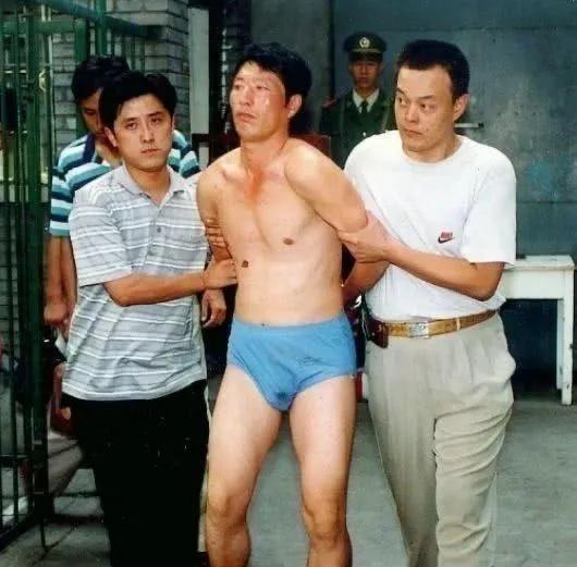 1997年，“悍匪”白宝山被抓捕后，一张非常“狼狈”的照片，镜头中的他穿了一件蓝