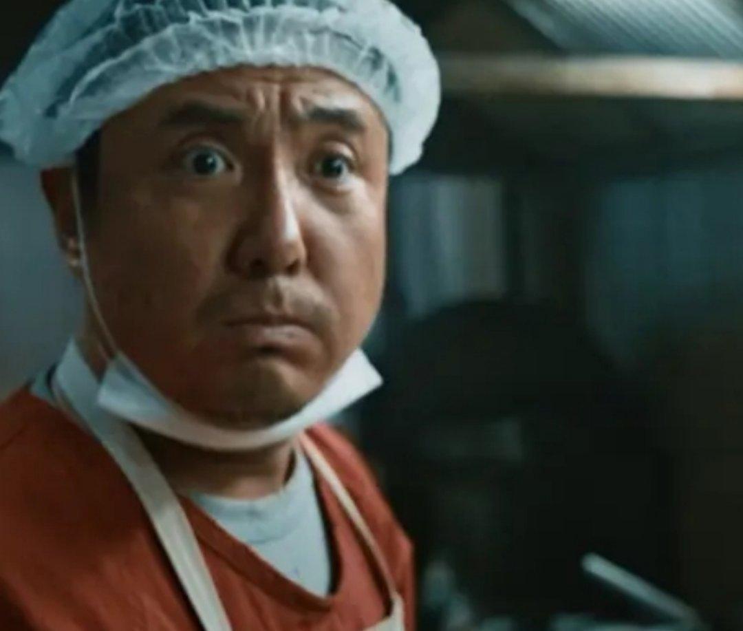 沈腾主演《欢迎来龙餐馆》中，老扎批评徐福做的菜＂不够甜＂，看似口味争执，实则是中