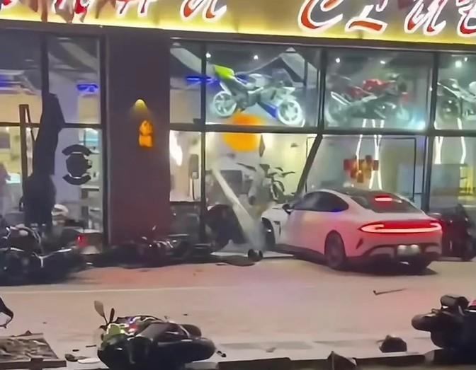 昨天看到南通那个精神小伙捅人还撞车的新闻，我就说了两句，主要是觉得这人太爱面子，