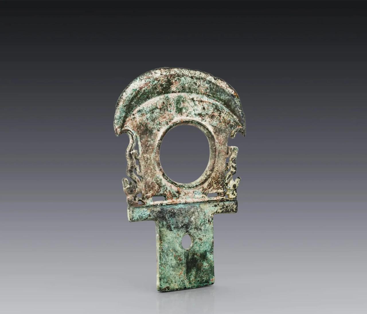 钺（yuè），为我国古代的一种兵器，形制似斧，用以砍杀。《说文解字》曰：“大者称