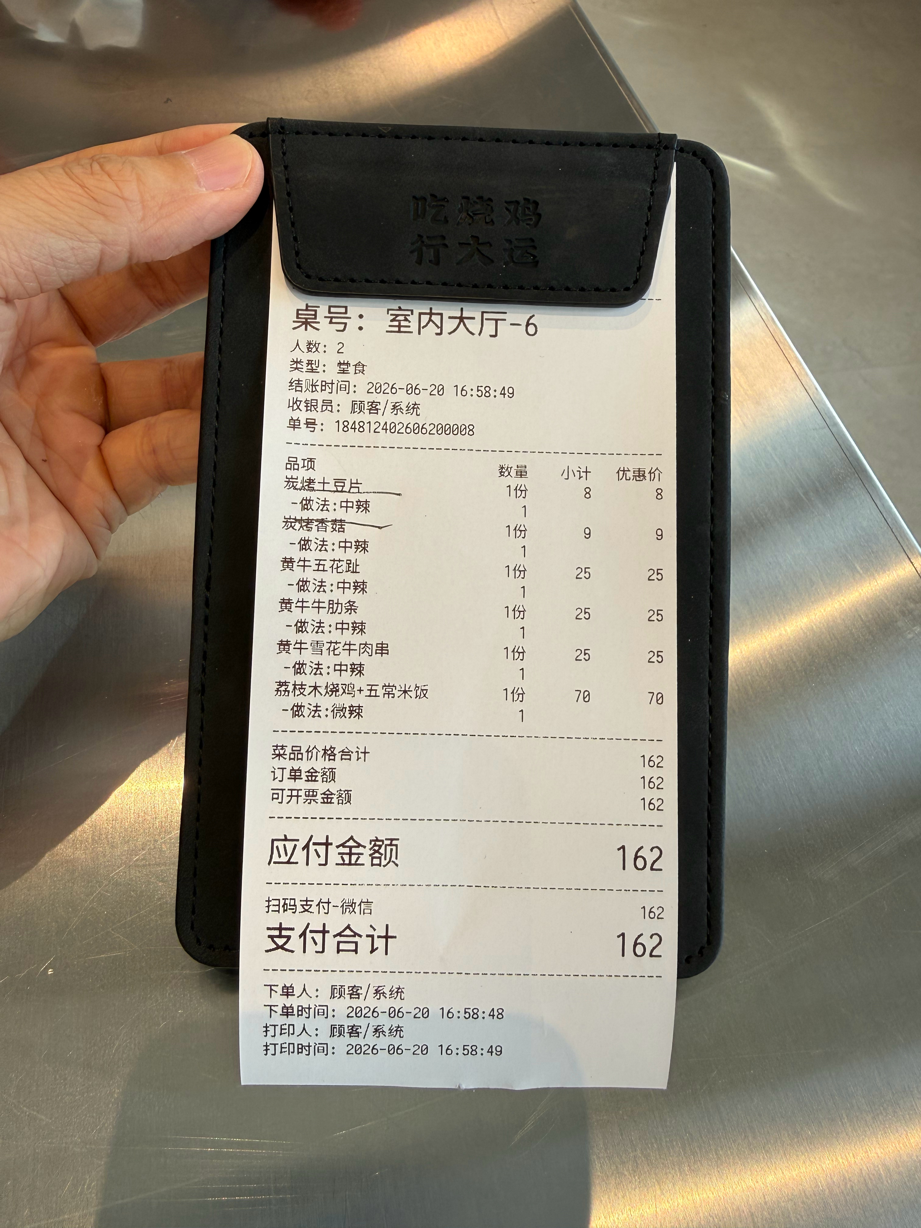 今天来大运烧鸡了，评测一波：口味部分：1、烧鸡第一口咬下去绝对的惊艳，皮很脆，口