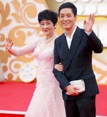 演员冯远征说：“你看我和梁丹妮结婚这么多年，可她从不让我做饭，她也不做，我们从来