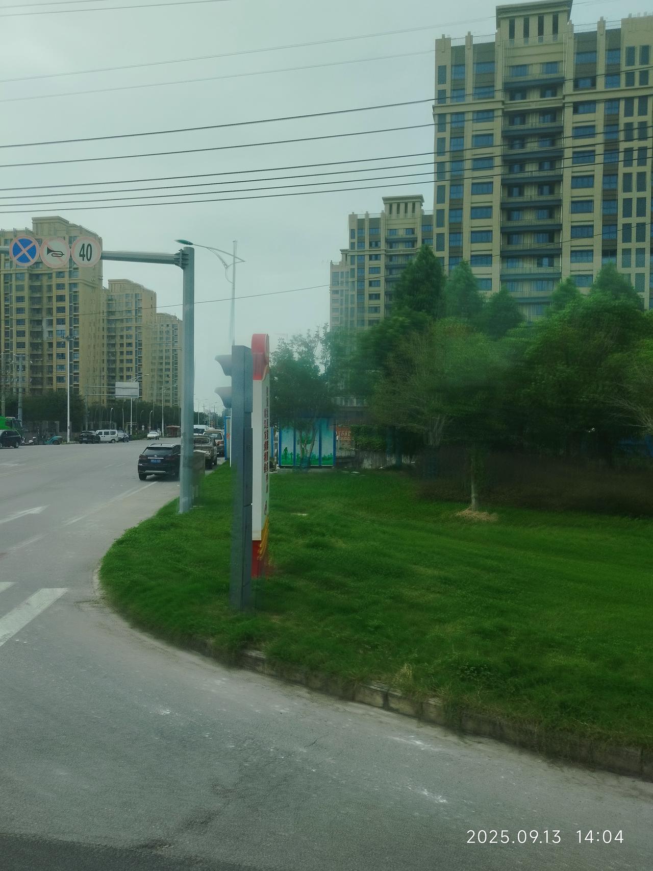 从南通坐大巴车去溧阳，1小时后到靖江市境内，一路的车很多是苏M，1个半小时到了江