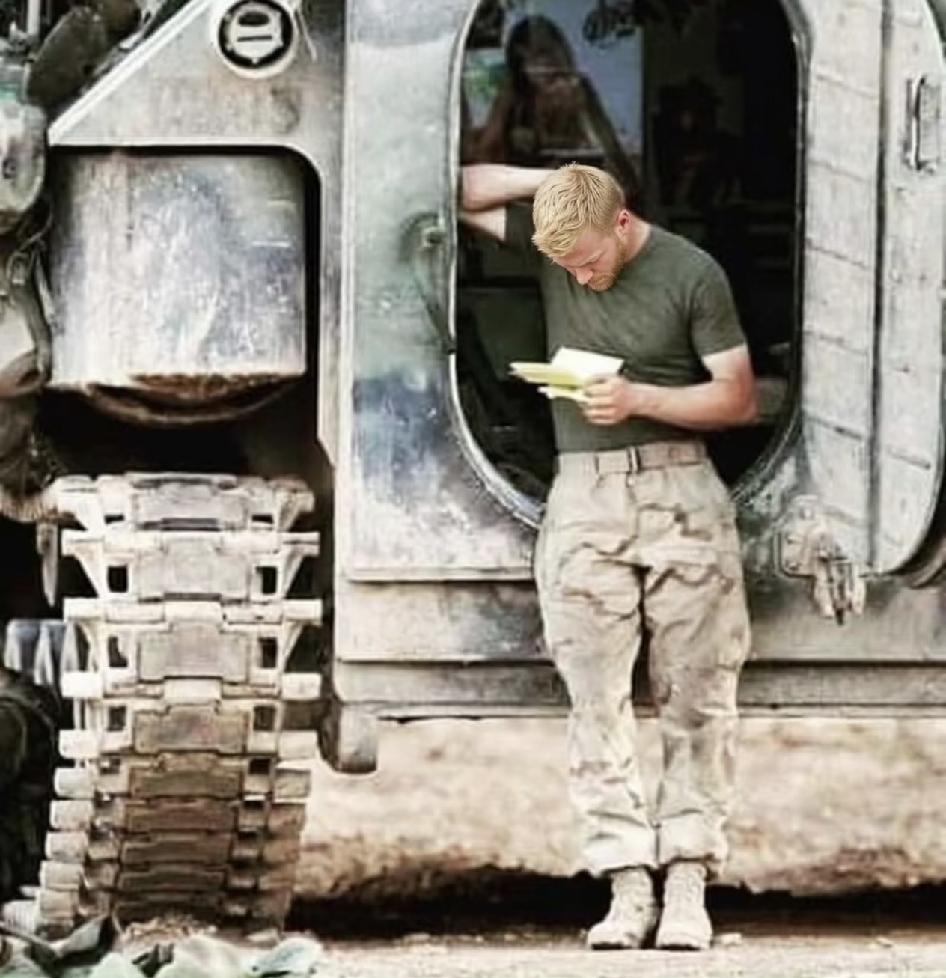 一名美国士兵在伊拉克收到了一封来自女友的信。
信中写道：亲爱的阿尔伯特，我想我们