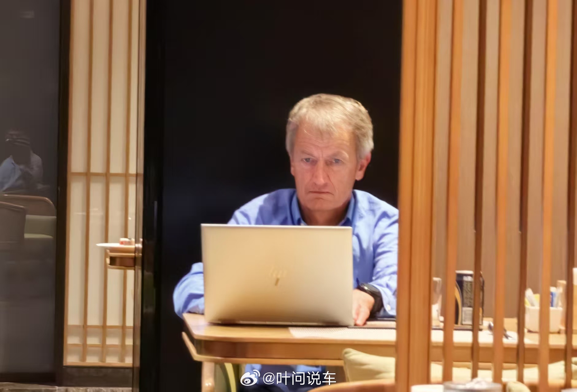 这个老外，看我给他拍照，赶紧做个深情的眼神叶问讲车[超话] ​​​
