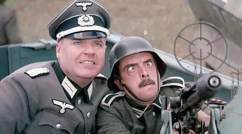 外国网友找了个斗鸡眼图说是“科威特奖励击落三架美军F-15E的飞行员”。美伊以冲