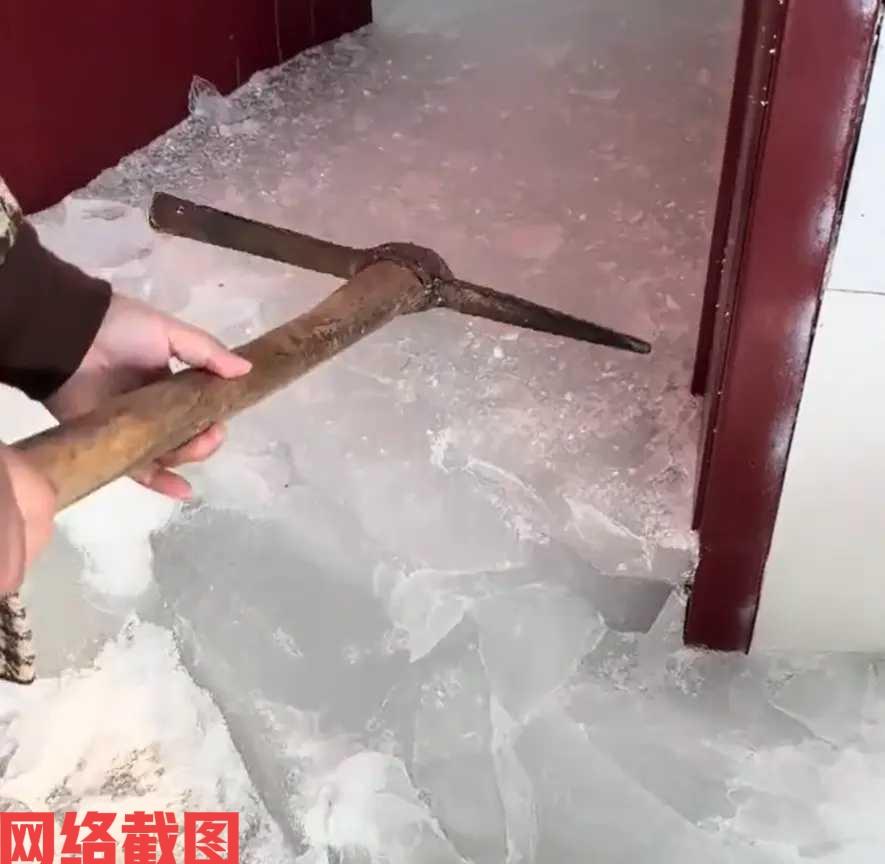 东北有粗心男子要出远门后，没有检查家里的生活情况，水龙头没关好，人就出门了。
