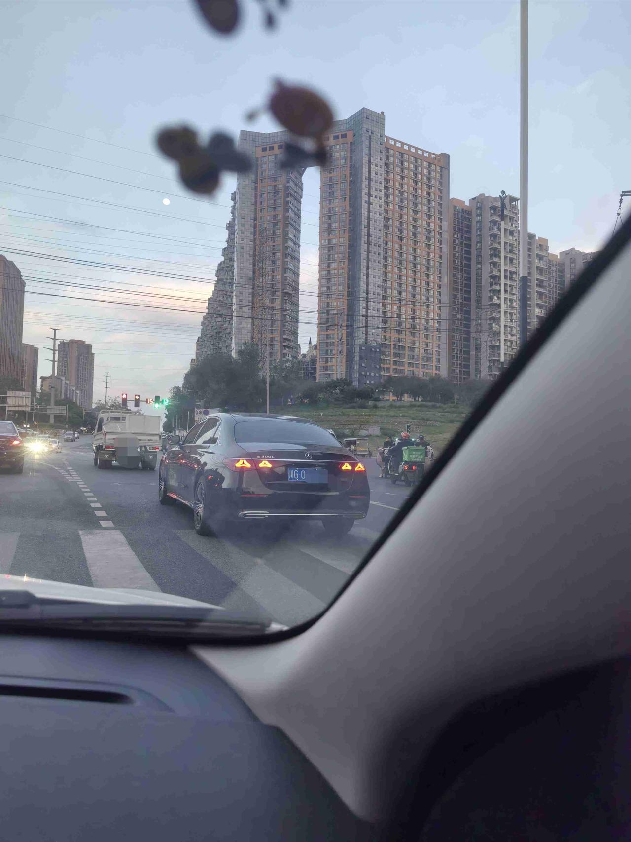 看到前面一辆川G牌照的汽车，我问老公川G是哪儿的？

老公说：川G是成都牌照，现