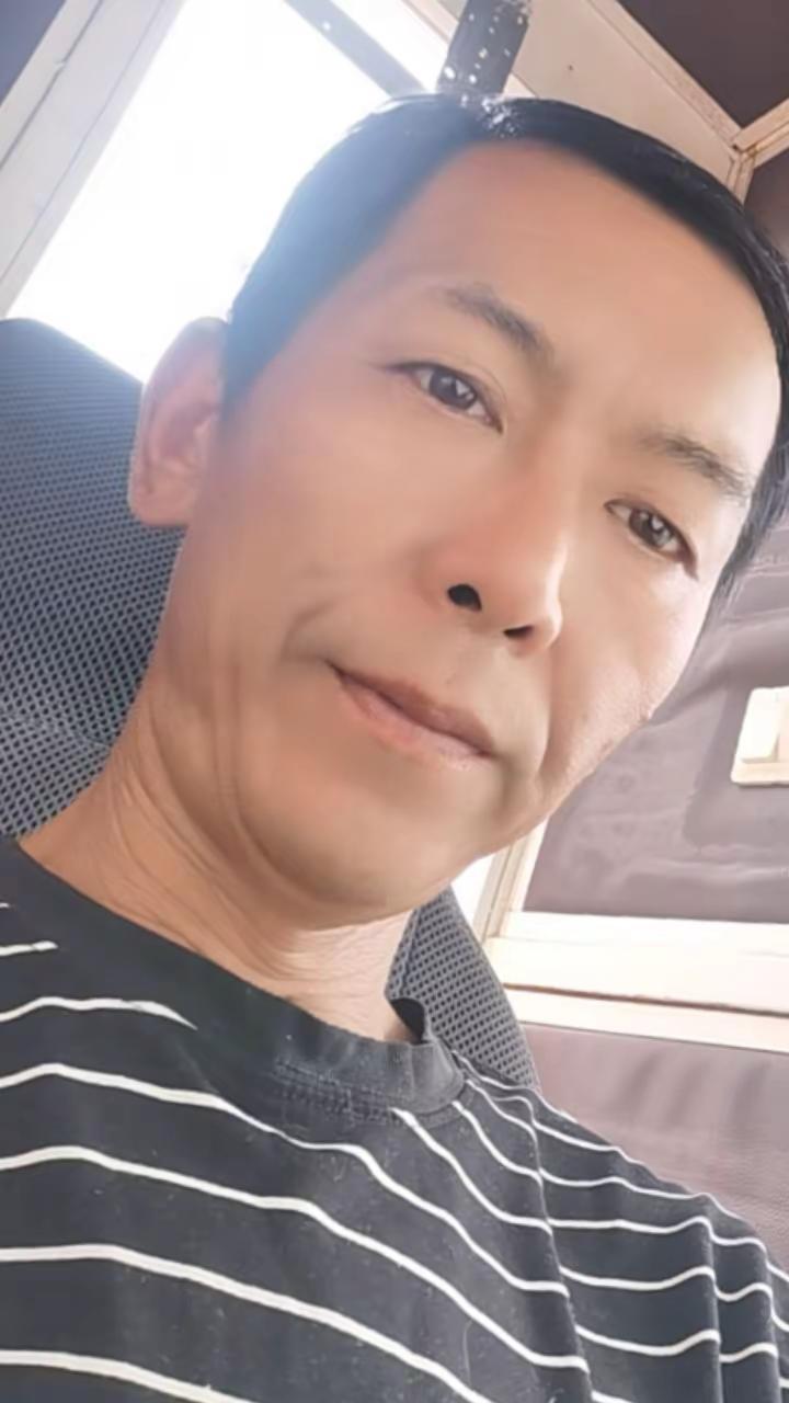夏顶烈日，冬沐寒风朝戴残月暮披星理想满，囊中空高楼大厦拔地起酸甜苦辣已随风家，在